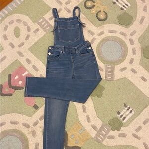 Super fun, super stretch Cat and Jack bin overall jeans. Size 7/8 EUC